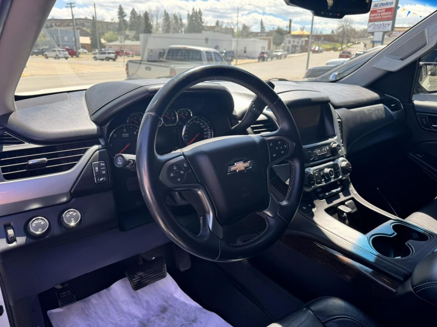 2015 WHITE /Black Chevrolet Tahoe LT 4WD (1GNSKBKC3FR) with an 5.3L V8 OHV 16V engine, 6-Speed Automatic transmission, located at 116 5th Avenue South, Lewistown, MT, 59457, 47.063877, -109.427879 - Two Owner local trade Tahoe!- Photo#17