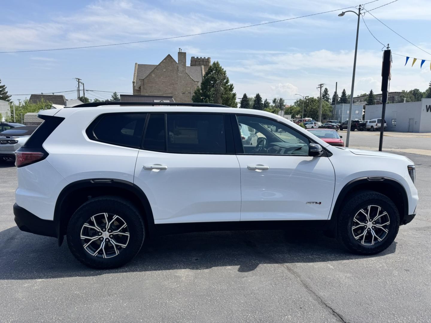 2024 WHITE /Gray GMC Acadia AT4 AWD (1GKENPKS3RJ) with an 2.5L L4 DOHC 16V engine, 9A transmission, located at 116 5th Avenue South, Lewistown, MT, 59457, 47.063877, -109.427879 - Adventure meets premium comfort in this 2024 GMC Acadia AT4 AWD! This factory lease return is ready for wherever the road—or the trail—takes you. With rugged AT4 styling, advanced technology, and All-Wheel Drive capability, it's built for Montana living while delivering the refinement you'd expe- Photo#1