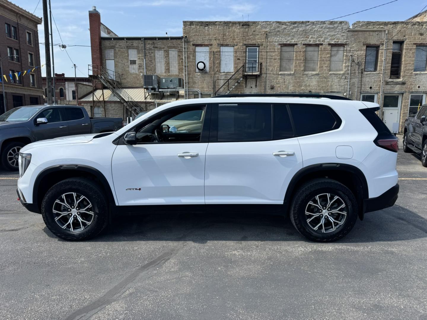 2024 WHITE /Gray GMC Acadia AT4 AWD (1GKENPKS3RJ) with an 2.5L L4 DOHC 16V engine, 9A transmission, located at 116 5th Avenue South, Lewistown, MT, 59457, 47.063877, -109.427879 - Adventure meets premium comfort in this 2024 GMC Acadia AT4 AWD! This factory lease return is ready for wherever the road—or the trail—takes you. With rugged AT4 styling, advanced technology, and All-Wheel Drive capability, it's built for Montana living while delivering the refinement you'd expe- Photo#5