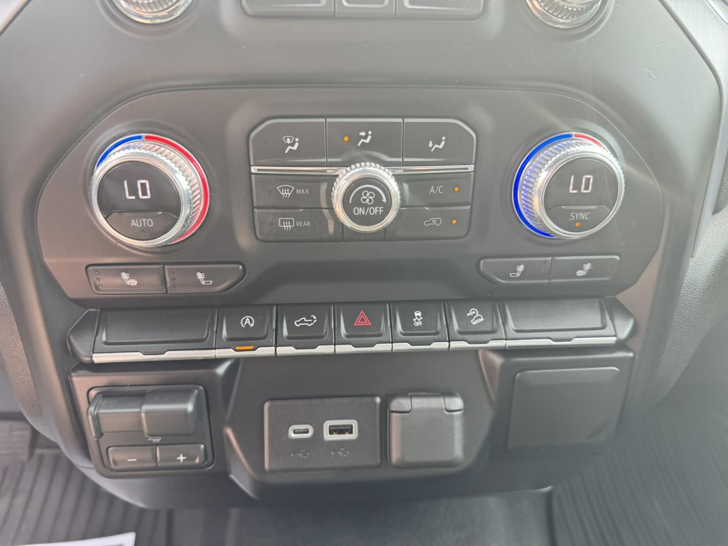 2020 WHITE /Gray GMC Sierra 1500 Elevation Crew Cab Short Box 4WD (1GTU9CET4LZ) with an 3.0L L6 DOHC 24V DIESEL engine, 6A transmission, located at 116 5th Avenue South, Lewistown, MT, 59457, 47.063877, -109.427879 - Looking for a truck that delivers impressive fuel economy without giving up power? Check out this 2020 GMC Sierra 1500 Crew Cab Elevation 4WD with the legendary 3.0L Duramax Turbo-Diesel! Combining bold styling, modern technology, and diesel efficiency, this Sierra is ready for work during the week- Photo#17