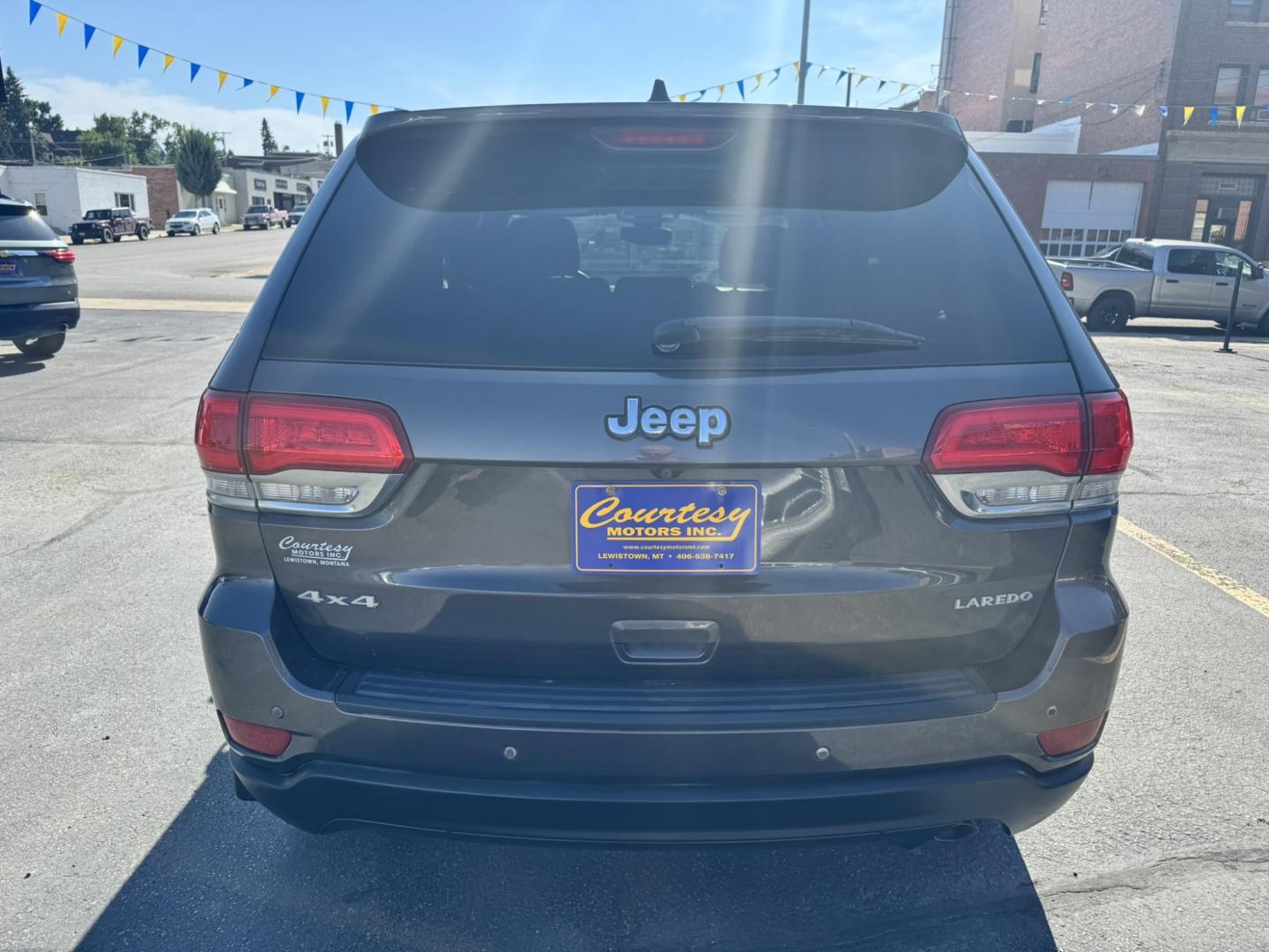 2018 Grey /Grey Jeep Grand Cherokee Laredo 4WD (1C4RJFAG8JC) with an 3.6L V6 DOHC 24V engine, 8A transmission, located at 116 5th Avenue South, Lewistown, MT, 59457, 47.063877, -109.427879 - Clean Car Fax on this local trade!- Photo#3