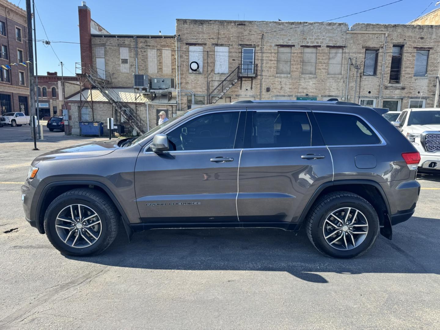 2018 Grey /Grey Jeep Grand Cherokee Laredo 4WD (1C4RJFAG8JC) with an 3.6L V6 DOHC 24V engine, 8A transmission, located at 116 5th Avenue South, Lewistown, MT, 59457, 47.063877, -109.427879 - Clean Car Fax on this local trade!- Photo#5
