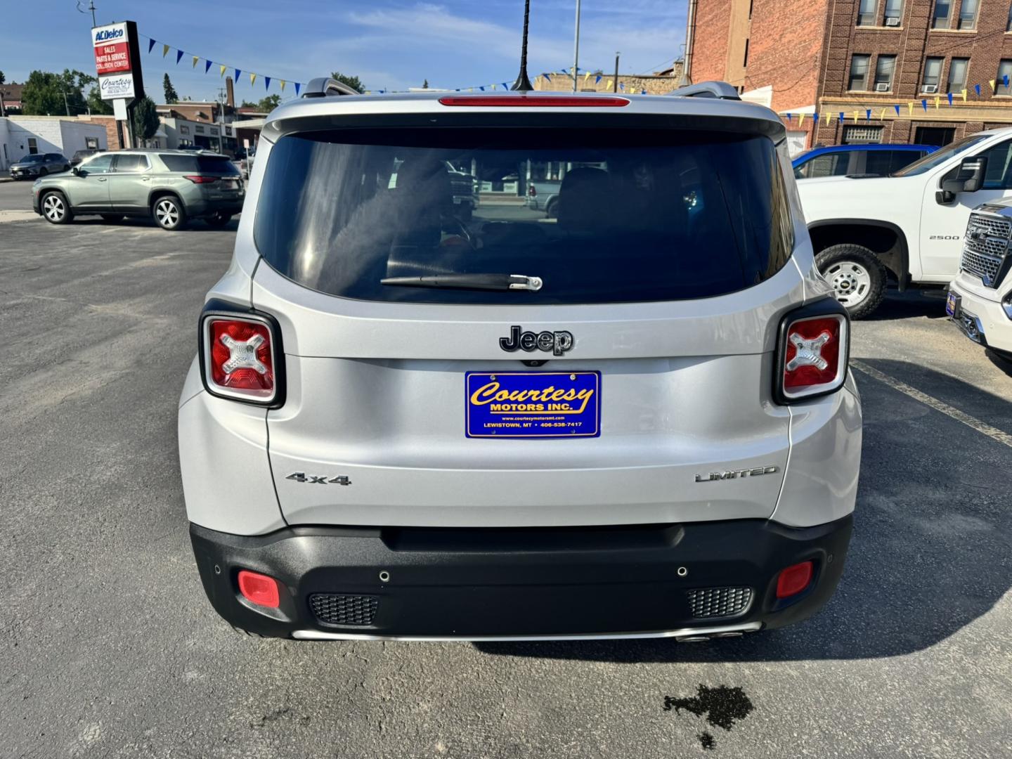 2017 SILVER /Grey Jeep Renegade Limited 4WD (ZACCJBDB9HP) with an 2.4L L4 DOHC 16V engine, 9A transmission, located at 116 5th Avenue South, Lewistown, MT, 59457, 47.063877, -109.427879- Photo#4