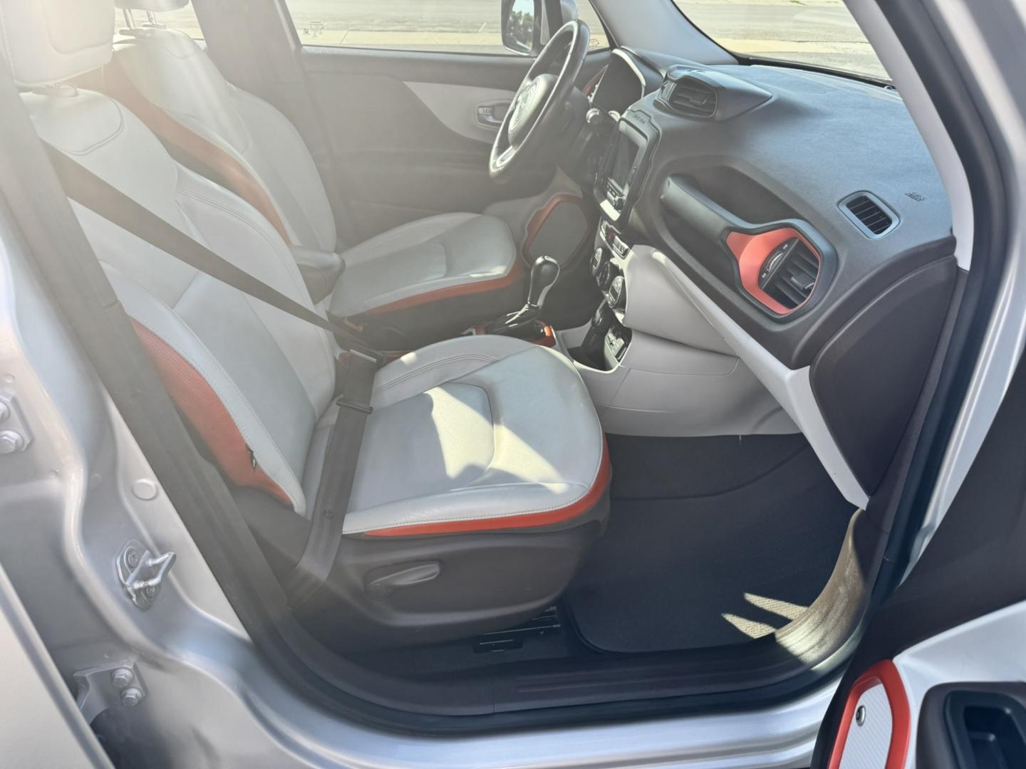 2017 SILVER /Grey Jeep Renegade Limited 4WD (ZACCJBDB9HP) with an 2.4L L4 DOHC 16V engine, 9A transmission, located at 116 5th Avenue South, Lewistown, MT, 59457, 47.063877, -109.427879- Photo#7