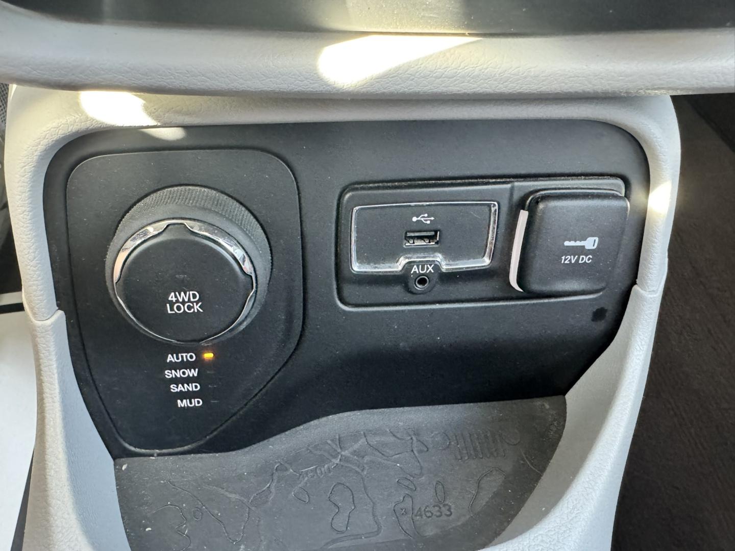 2017 SILVER /Grey Jeep Renegade Limited 4WD (ZACCJBDB9HP) with an 2.4L L4 DOHC 16V engine, 9A transmission, located at 116 5th Avenue South, Lewistown, MT, 59457, 47.063877, -109.427879- Photo#19