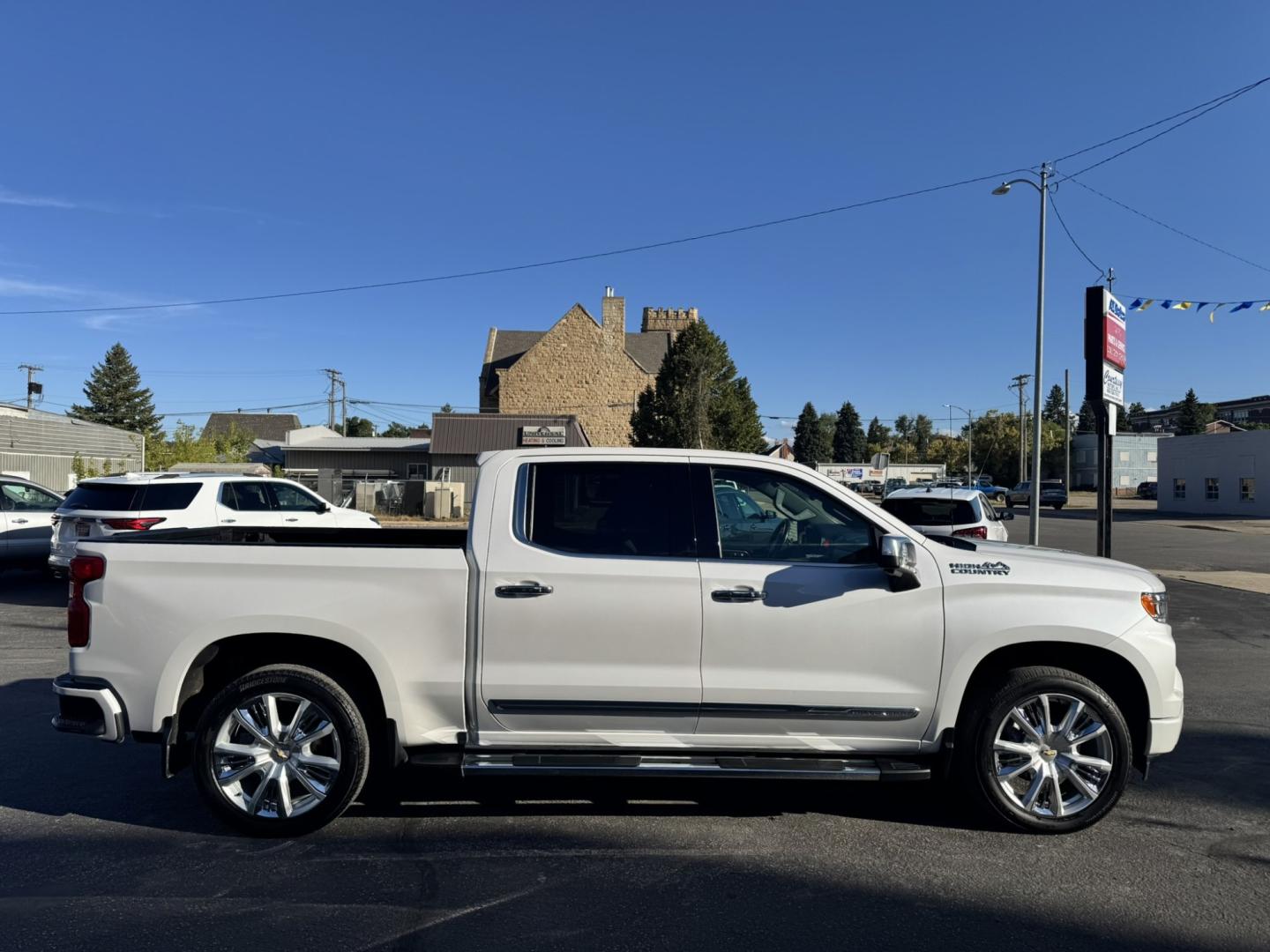 2024 WHITE /Black Chevrolet Silverado 1500 High Country Crew Cab 4WD (1GCUDJEL6RZ) with an 6.2L V8 OHV 16V engine, 6A transmission, located at 116 5th Avenue South, Lewistown, MT, 59457, 47.063877, -109.427879- Photo#1
