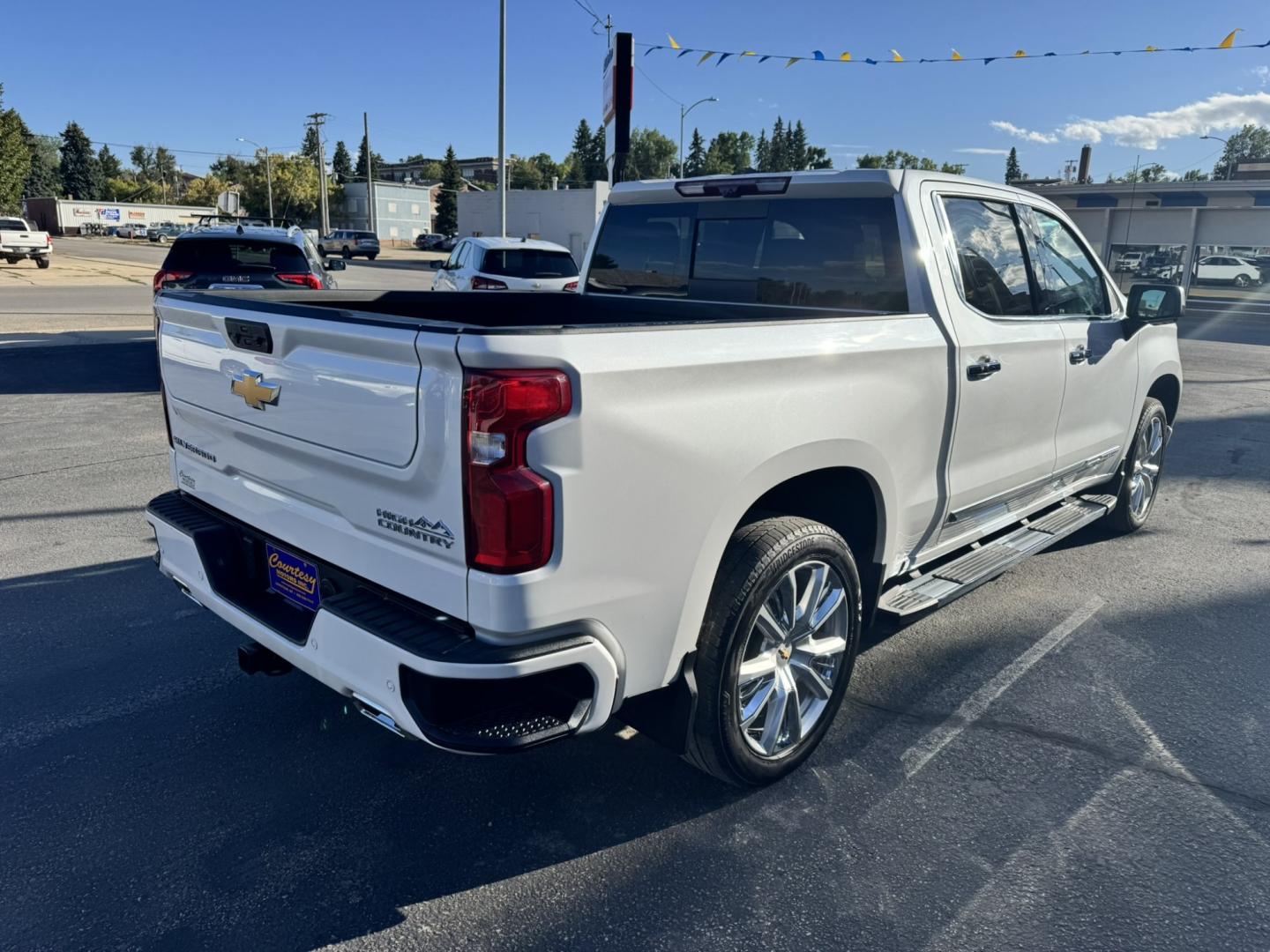 2024 WHITE /Black Chevrolet Silverado 1500 High Country Crew Cab 4WD (1GCUDJEL6RZ) with an 6.2L V8 OHV 16V engine, 6A transmission, located at 116 5th Avenue South, Lewistown, MT, 59457, 47.063877, -109.427879- Photo#2