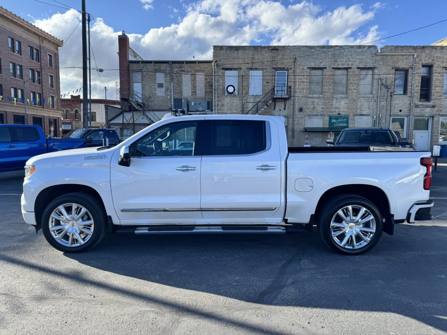 2024 WHITE /Black Chevrolet Silverado 1500 High Country Crew Cab 4WD (1GCUDJEL6RZ) with an 6.2L V8 OHV 16V engine, 6A transmission, located at 116 5th Avenue South, Lewistown, MT, 59457, 47.063877, -109.427879- Photo#5
