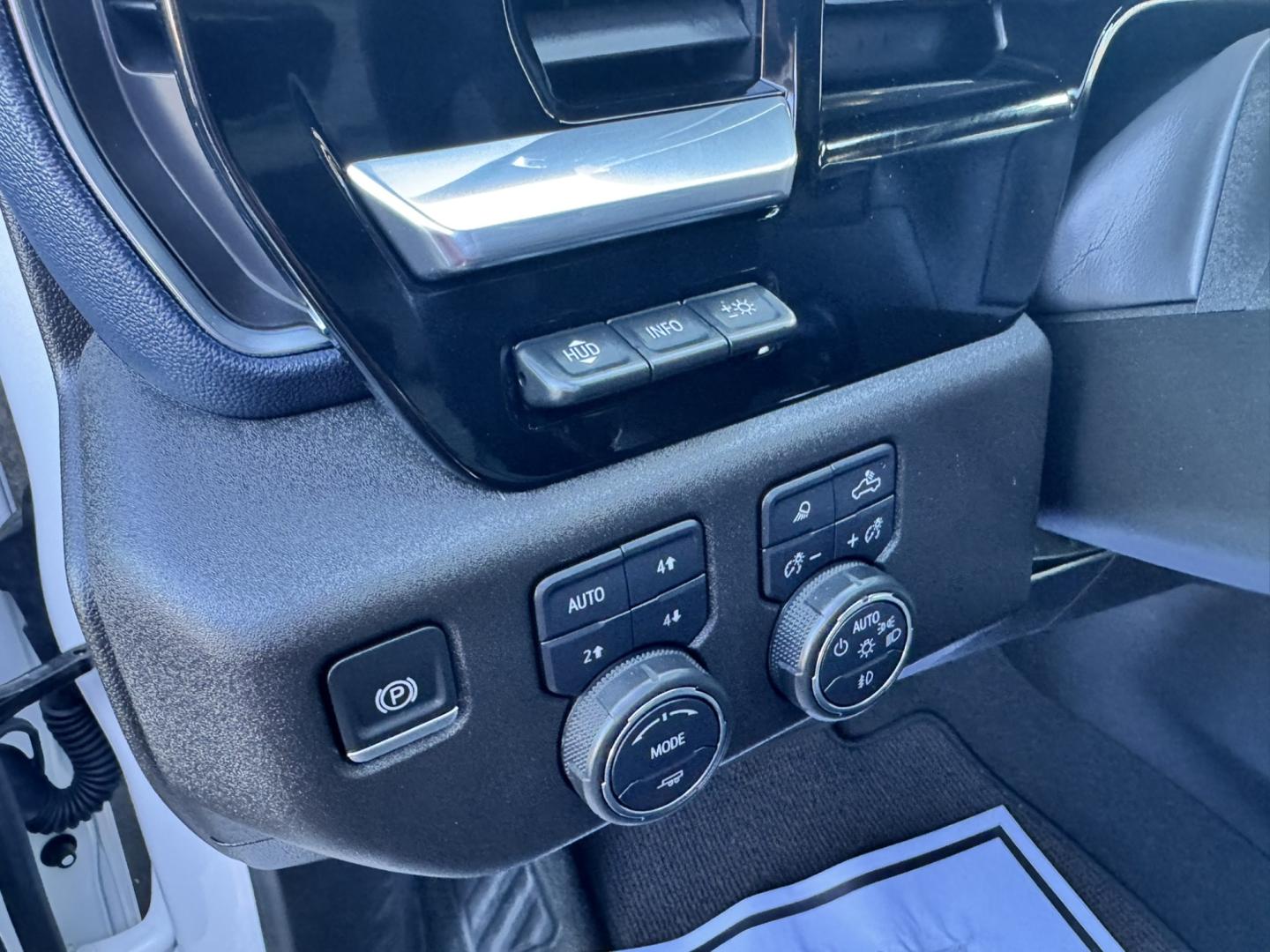 2024 WHITE /Black Chevrolet Silverado 1500 High Country Crew Cab 4WD (1GCUDJEL6RZ) with an 6.2L V8 OHV 16V engine, 6A transmission, located at 116 5th Avenue South, Lewistown, MT, 59457, 47.063877, -109.427879- Photo#18