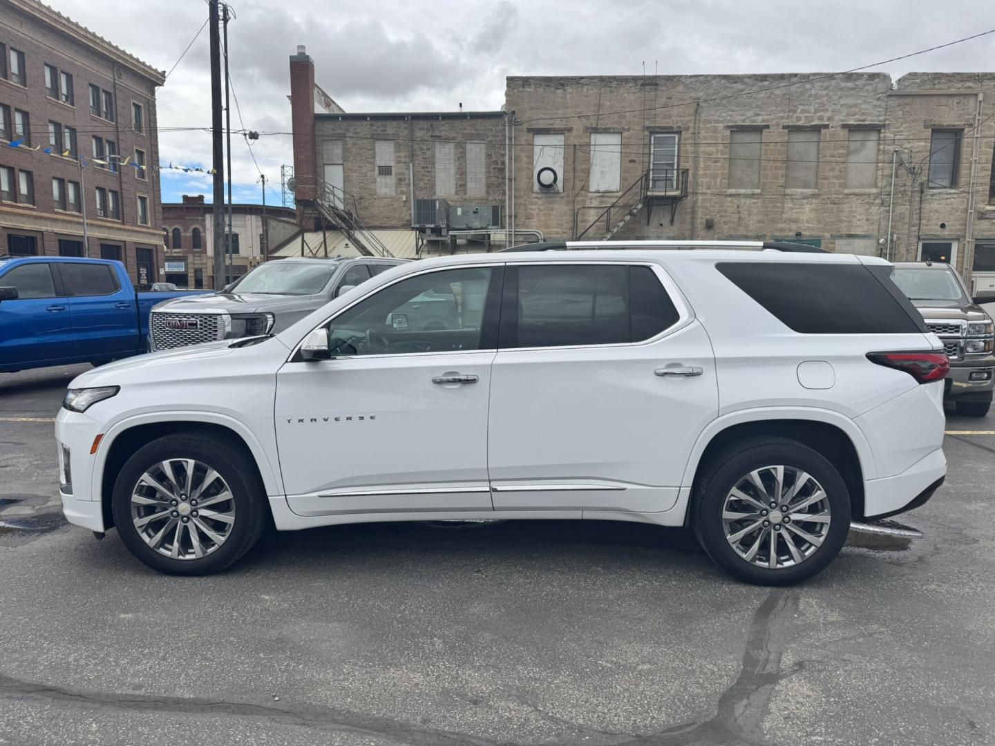 2023 WHITE /Black Chevrolet Traverse Premier AWD (1GNEVKKW9PJ) with an 3.6L V6 DOHC 24V engine, 9A transmission, located at 116 5th Avenue South, Lewistown, MT, 59457, 47.063877, -109.427879 - This 2023 Chevrolet Traverse Premier AWD gives you the perfect combination of luxury, space and all-weather capability. Powered by the proven 3.6L V6 with 310 horsepower and paired with a 9-speed automatic transmission, the Traverse has plenty of power while the AWD system gives you added confidence- Photo#5