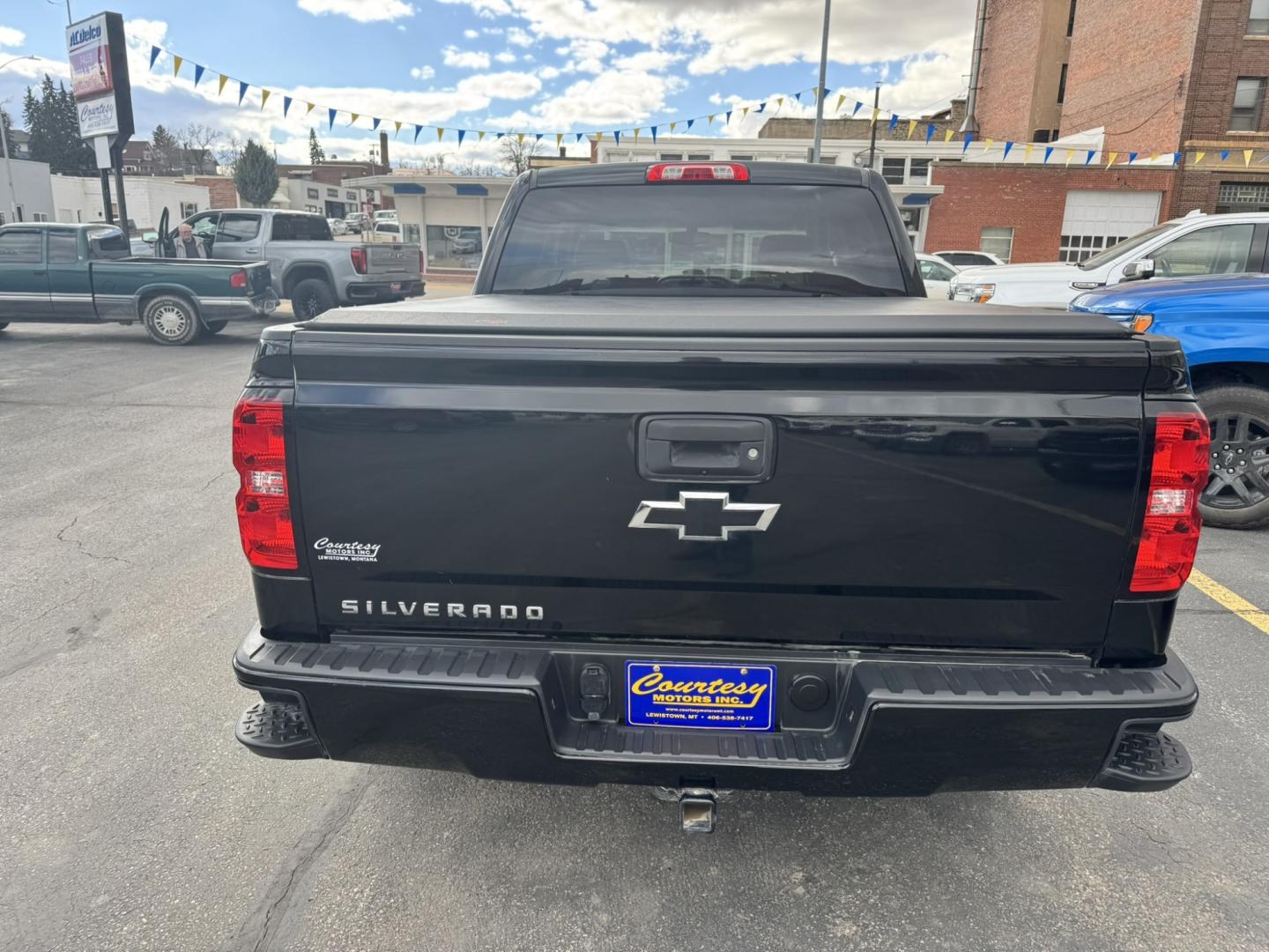 2018 Black /Grey Chevrolet Silverado 1500 Custom Crew Cab 4WD (3GCUKPEC1JG) with an 5.3L V8 OHV 16V engine, 6A transmission, located at 116 5th Avenue South, Lewistown, MT, 59457, 47.063877, -109.427879 - **2018 Chevrolet Silverado 1500 Crew Cab Custom 4WD** Ready for work and the weekend, this 2018 Chevrolet Silverado 1500 Crew Cab Custom 4WD delivers proven full-size truck capability. Powered by the available EcoTec3 5.3L V8 producing **355 horsepower** and **383 lb-ft of torque** (or the standa- Photo#3