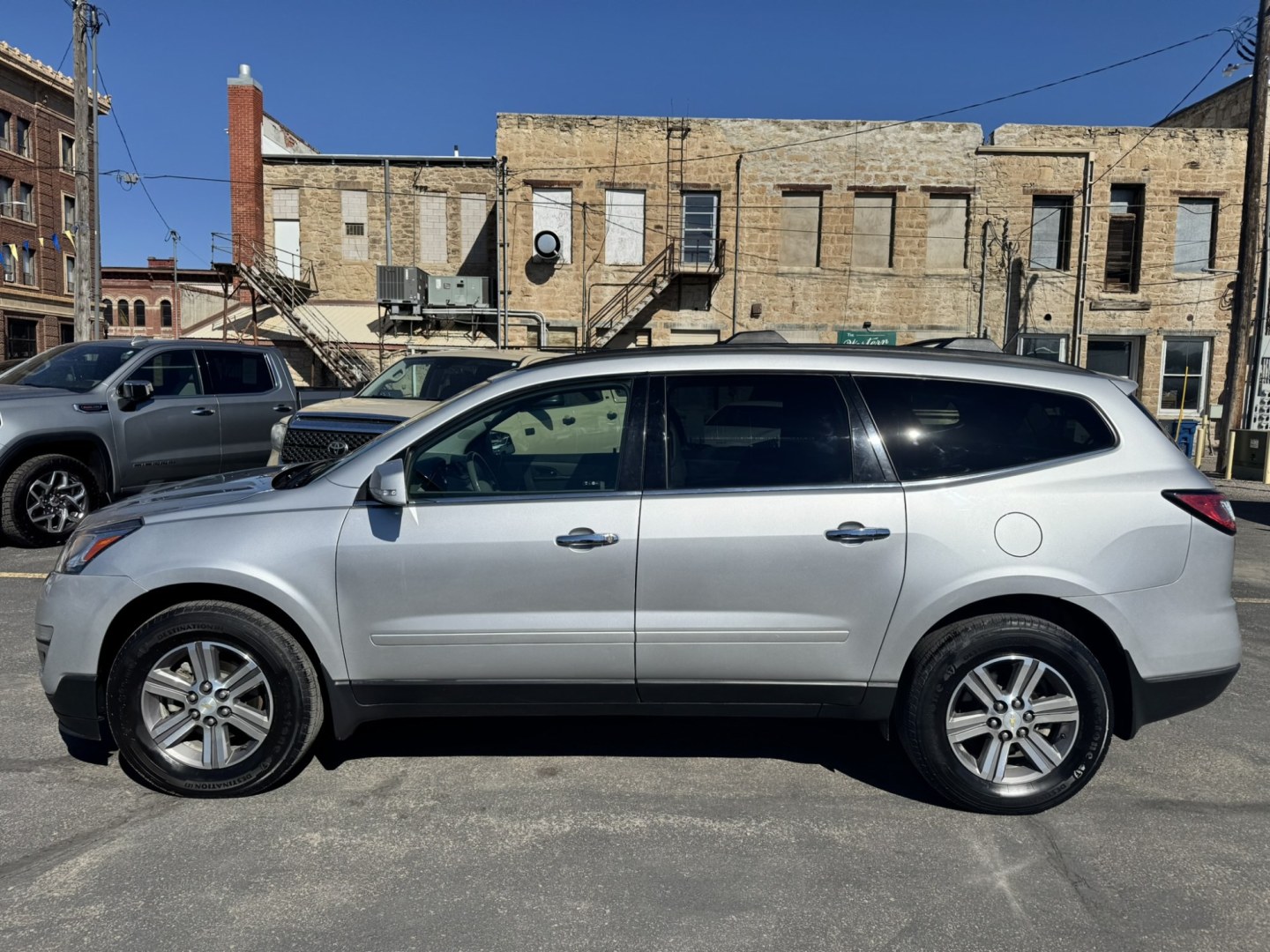 2017 SILVER /Grey Chevrolet Traverse 2LT AWD (1GNKVHKD1HJ) with an 3.6L V6 DOHC 24V engine, 6A transmission, located at 116 5th Avenue South, Lewistown, MT, 59457, 47.063877, -109.427879 - Clean Car Fax on this 2017 Chevrolet Traverse LT AWD! Loaded with heated leather, dual sunroofs, Bluetooth, On Star, XM Radio, and more! Don't let this 2017 Chevrolet Traverse AWD LT get away!- Photo#5